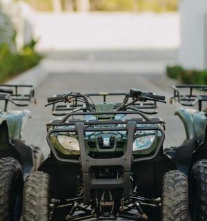 一组四辆四轮车并排停放