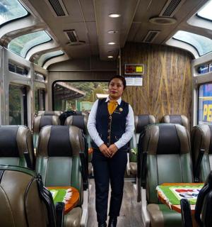 žena stojící v uličce vlaku