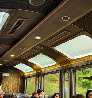 skupina lidí jedoucích ve vlaku s okny