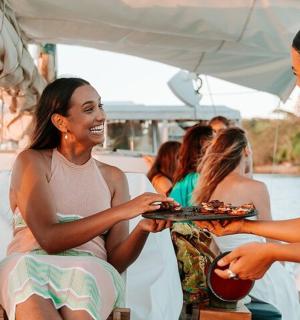 船上一位女士端着一盘食物