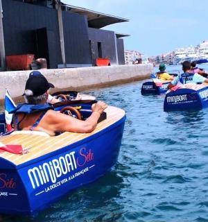 en gruppe mennesker, oppustelige både i vandet