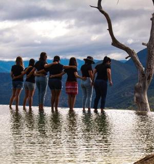 一群人站在水边