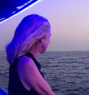 水中船上的一位紫色头发女子