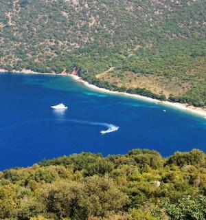 湖中船只的鸟瞰图