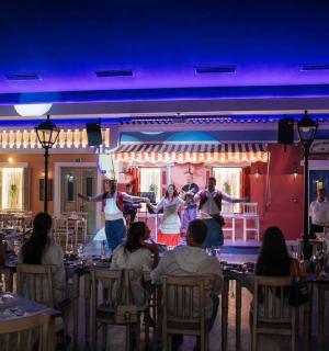 一群人站在房间的舞台上