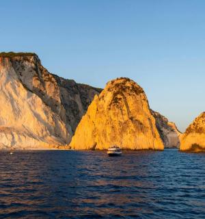 两座大悬崖旁边的水中停着一艘船