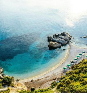 带遮阳伞的海滩鸟瞰图