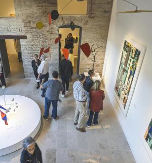 一群人站在房间里欣赏艺术品