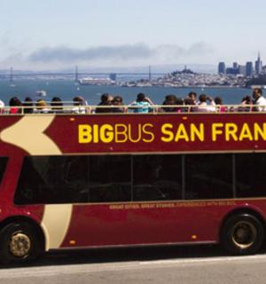 一辆红色双层巴士在街上行驶