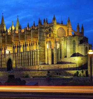 夜晚的一座大楼,前面有一条街道