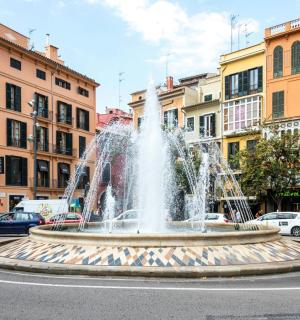 街道中间有建筑物的喷泉