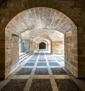 石头建筑中带有门的拱门