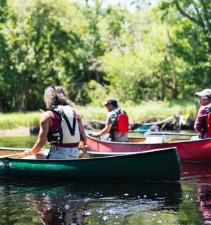 一群人在水上乘船