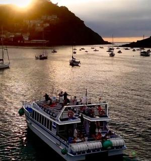 เรือที่มีผู้คนอยู่ในน้ำ