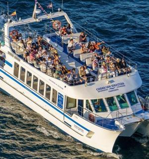 un vaixell ple de gent a l'aigua