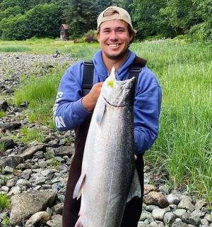 一个手里拿着鱼的男人