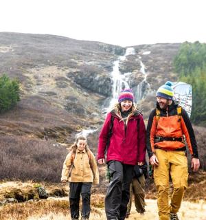 muž, žena a dítě jdoucí z kopce