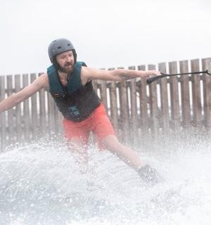 一名男子在水中冲浪