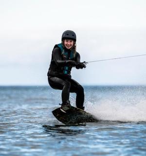 一名男子在水上骑着水上滑板