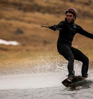 一名男子在水中的滑板上滑水