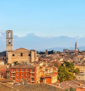 pohled na město s hodinovou věží