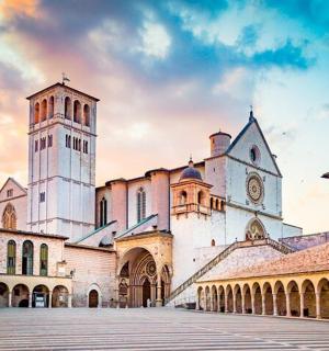 velký kostel s věží a hodinami