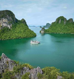 a boat in the middle of a river between mountains