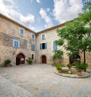 一座带有庭院和树木的大型石头建筑