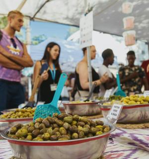 一群人围坐在桌旁,吃着食物