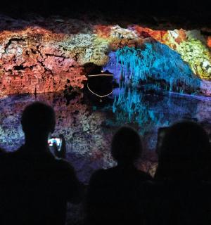 一群人站在洞穴前