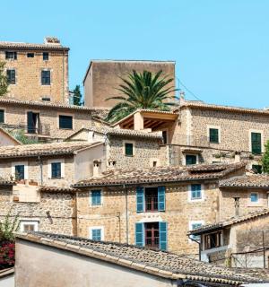 城市中的一组石头建筑