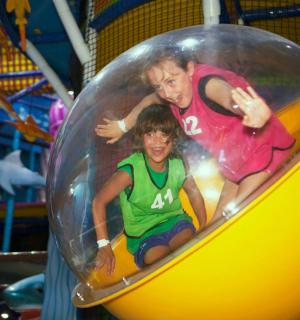 两个人在游乐场滑滑梯