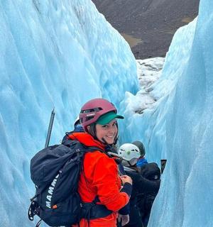 žena stojí na ledovci