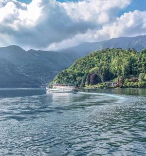 河上的小船，背景是群山