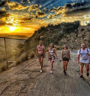 一群人沿着土路行走