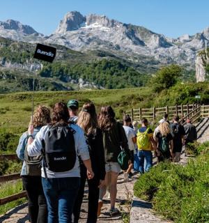 一群人沿着山路行走