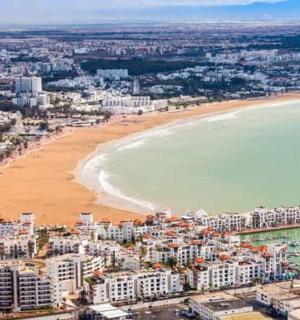zračni pogled na plažo in ocean