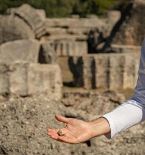 一名男子在废墟前伸出手