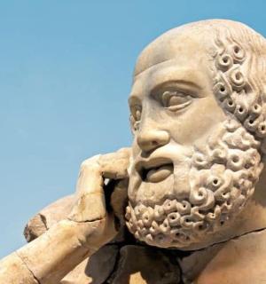 手持棍棒的男人雕像