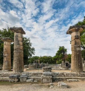 寺庙废墟中的两根柱子