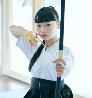 一名女子手持弓箭