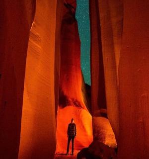 站在峡谷隧道里的人