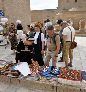 一群人看着一张物品表