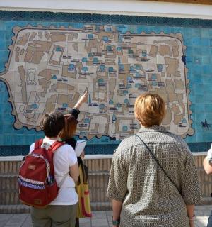 一群人正在看地图