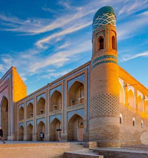 侧面有钟楼的建筑