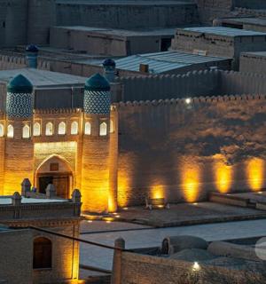 budova se světly ve městě