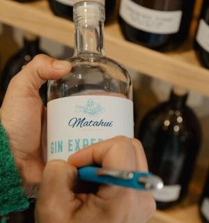 člověk drží láhev vína