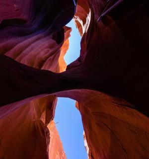 pohled do nitra štěrbinového kaňonu