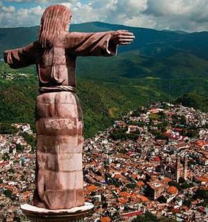 socha Krista Spasitele na vrcholu města