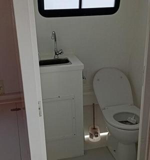 malá koupelna s toaletou a umyvadlem